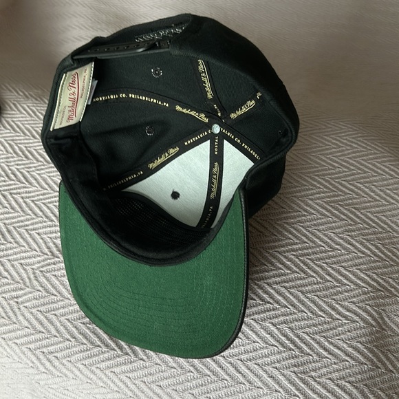 Mitchell & Ness Chicago Bulls SnapBack with leather brim. - Picture 3 of 3